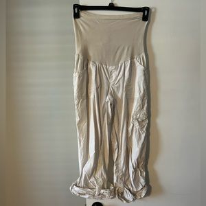 Motherhood Maternity stretch white capris/pants